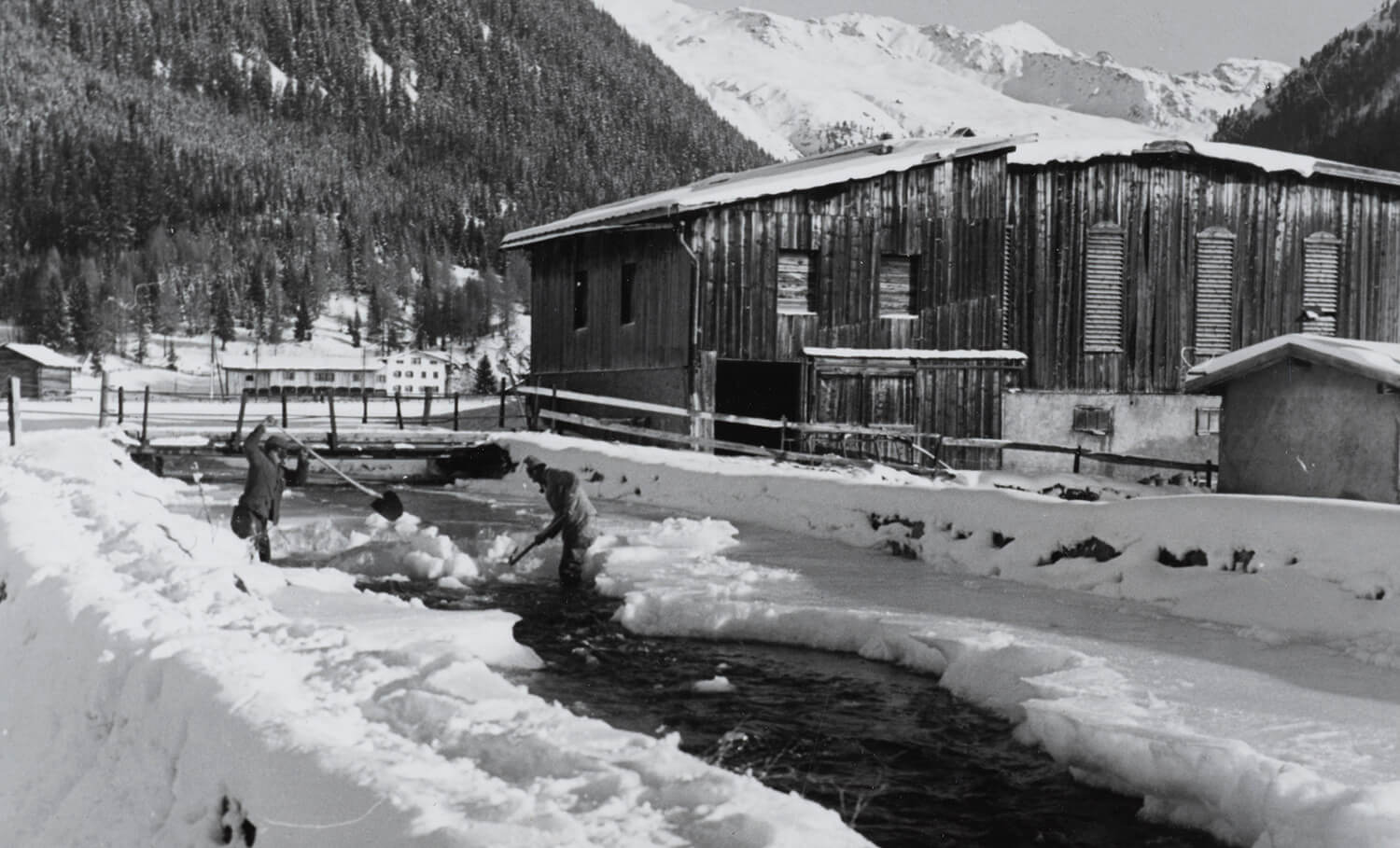 Gli operai liberano i corsi d'acqua dalla neve in inverno