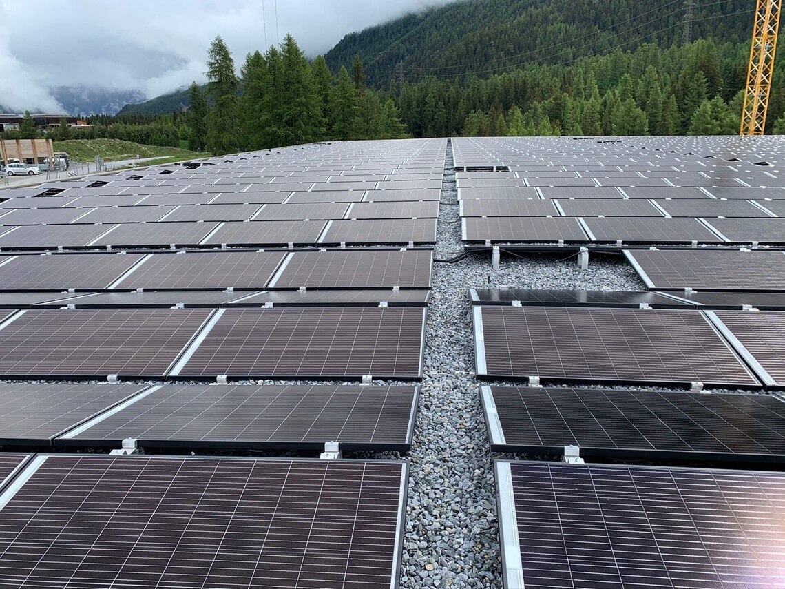 Moduli solari su un impianto a 1700 metri di altitudine