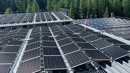 Detailaufnahme der Solarzellen auf dem Dach