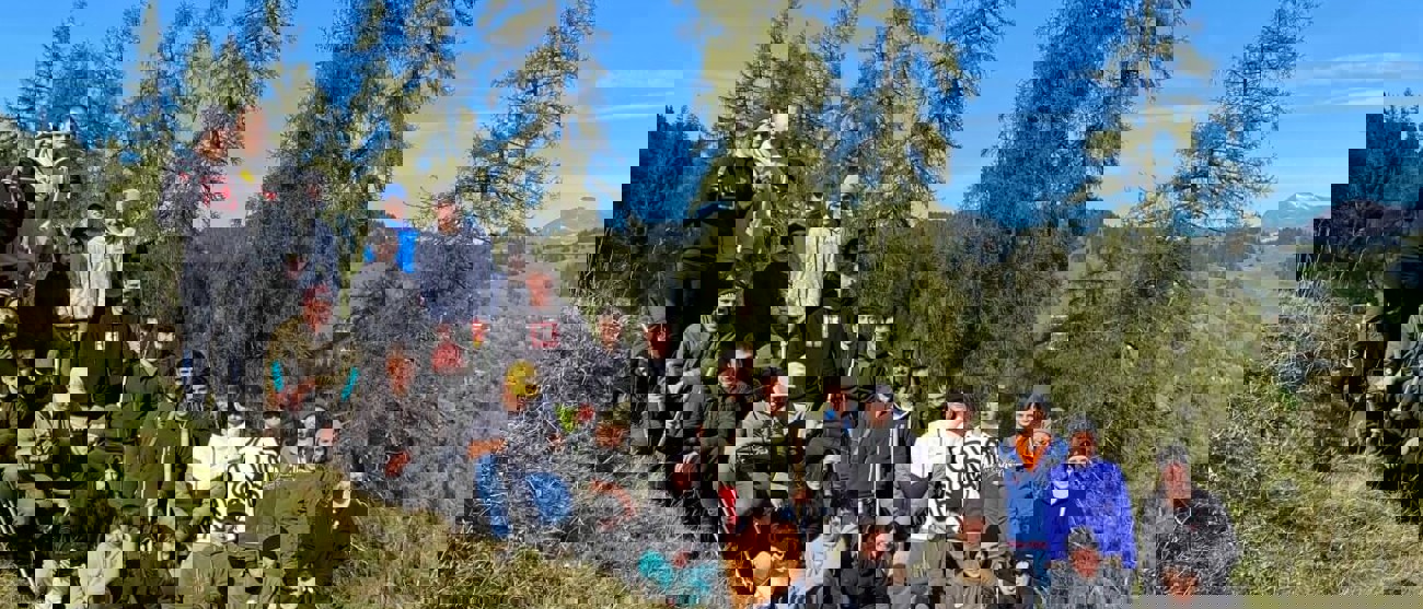 Lernende von Repower bei einem gemeinsamen Tag in der Natur – Repower als ausgezeichneter Lehrbetrieb.