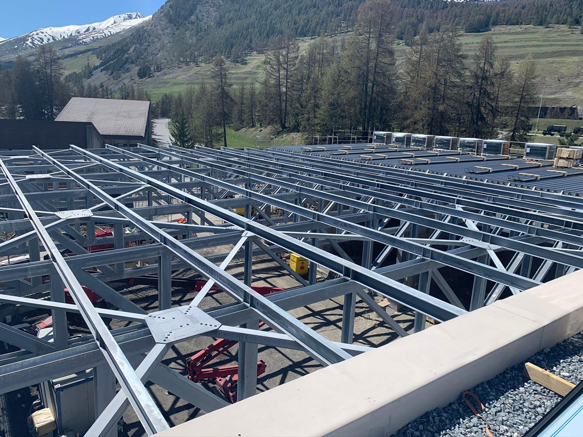 Il tetto dell'ARA Alta Engadina viene preparato per un impianto fotovoltaico
