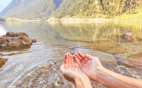 Sauberes Wasser – Symbol für die Modernisierung des Wasserkraftwerks Robbia.