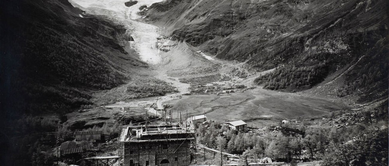 Historische Aufnahme eines Kraftwerkbaus im Gebirge – nun Teil des öffentlich zugänglichen Fotoarchivs von Repower.