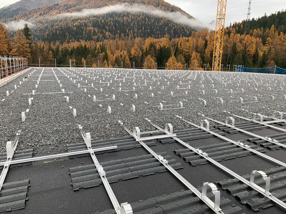 Sul tetto dell'impianto di depurazione dell'Engadina Superiore è in costruzione un impianto solare.