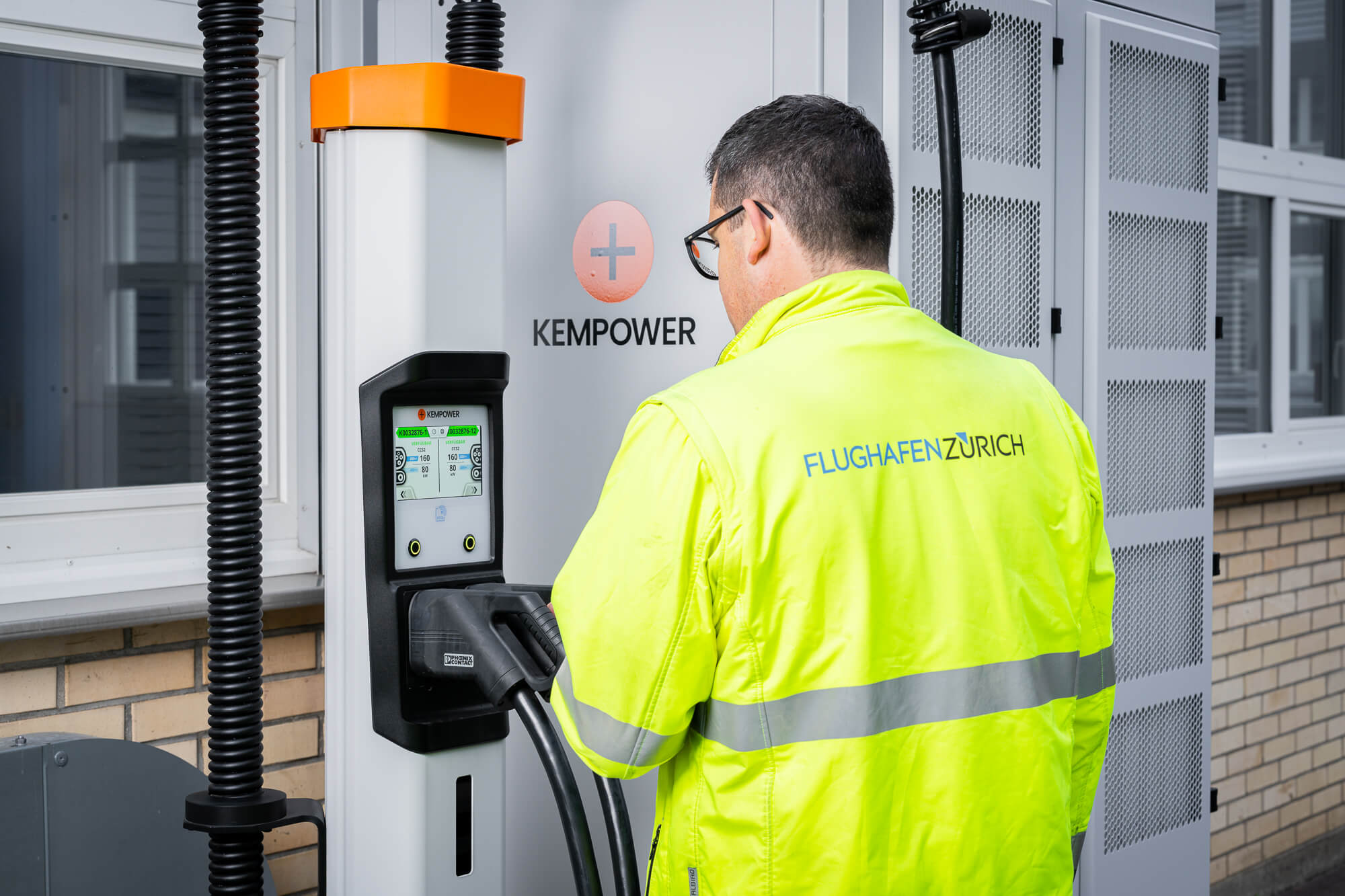 Kempower-Ladestation lädt Elektrobus am Flughafen Zürich (Projekt E-Mobility Repower).