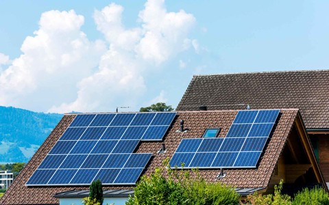 Immagine simbolica di un impianto solare privato in Svizzera