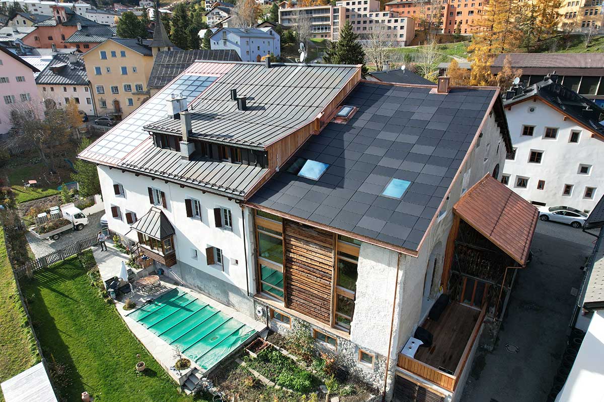 Edificio storico di Zuoz con impianto fotovoltaico