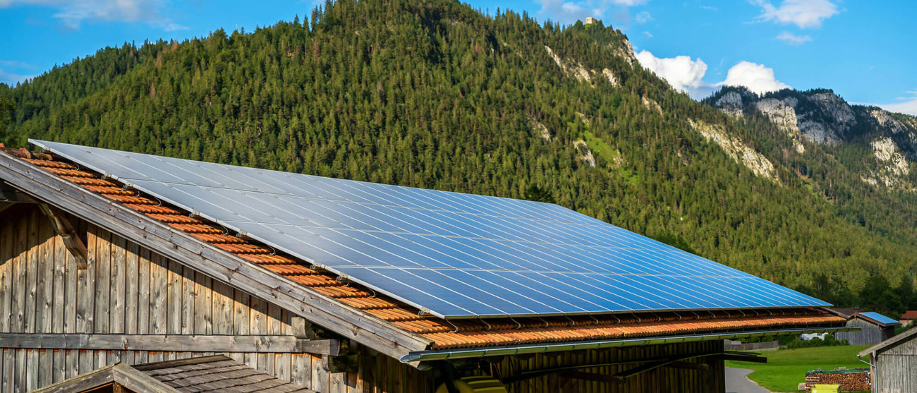 Energieautark: Solaranlage auf einem Stall