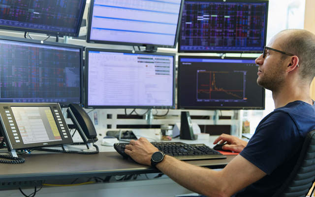Trader monitora l’andamento della borsa elettrica