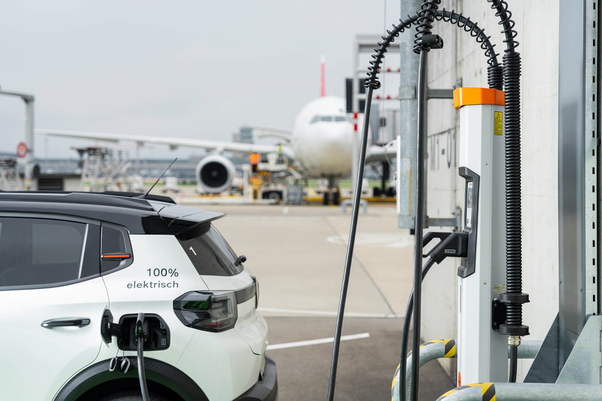 Kempower-Ladestation lädt Elektrobus am Flughafen Zürich (Projekt E-Mobility Repower).