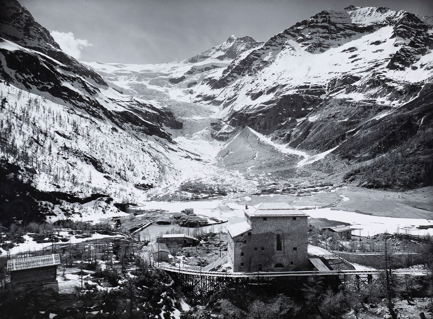 La storica centrale elettrica di Palü di fronte al ghiacciaio di Palü