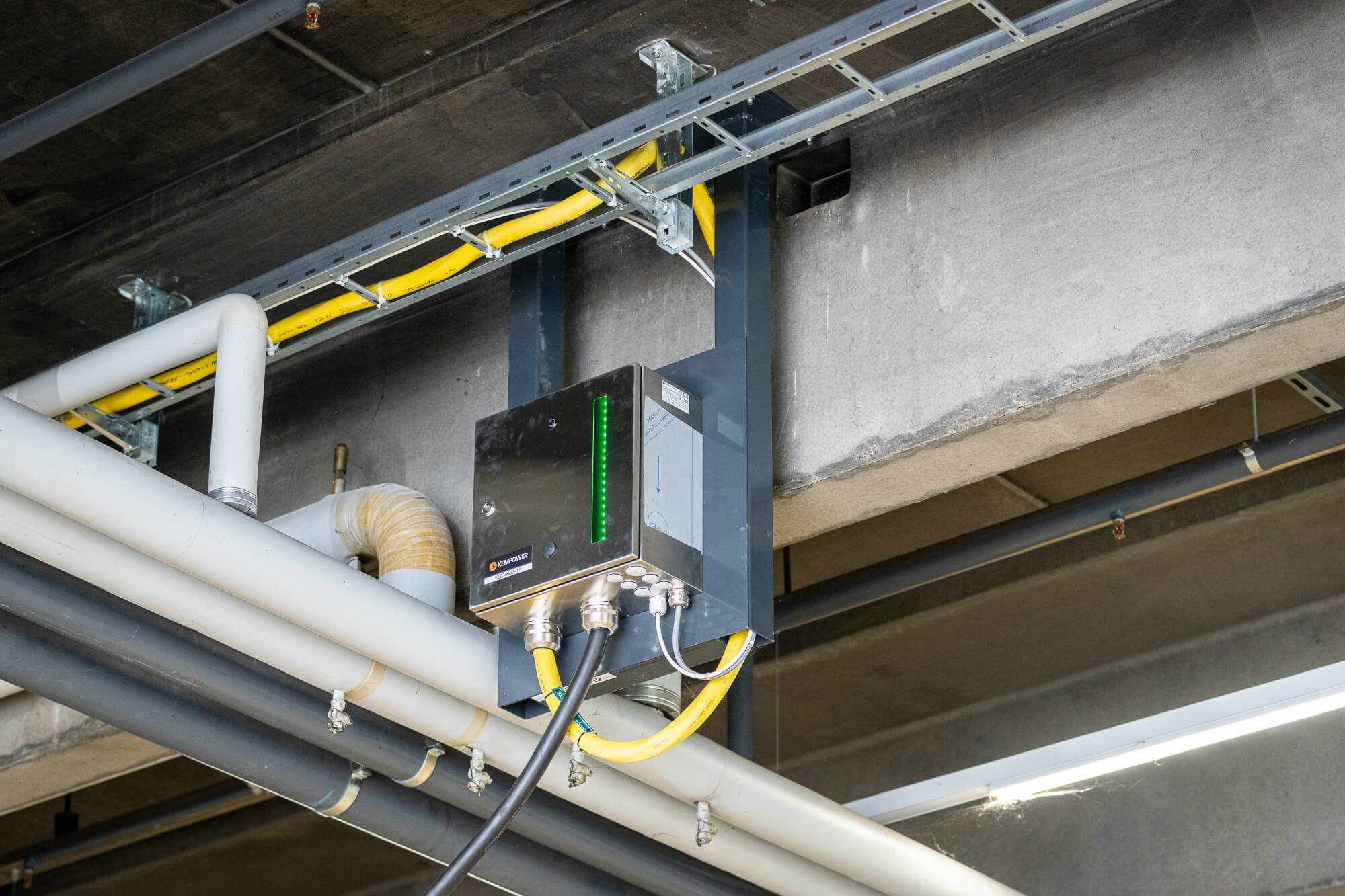 Kempower-Ladestation lädt Elektrobus am Flughafen Zürich (Projekt E-Mobility Repower).