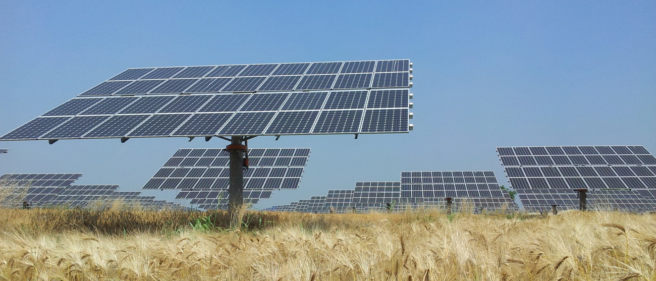 Pannelli solari in un campo – Repower ora controlla il 100% di Repower Renewable.
