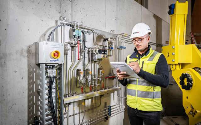 Ingenieur prüft Anlagen im Wasserkraftwerk Robbia.