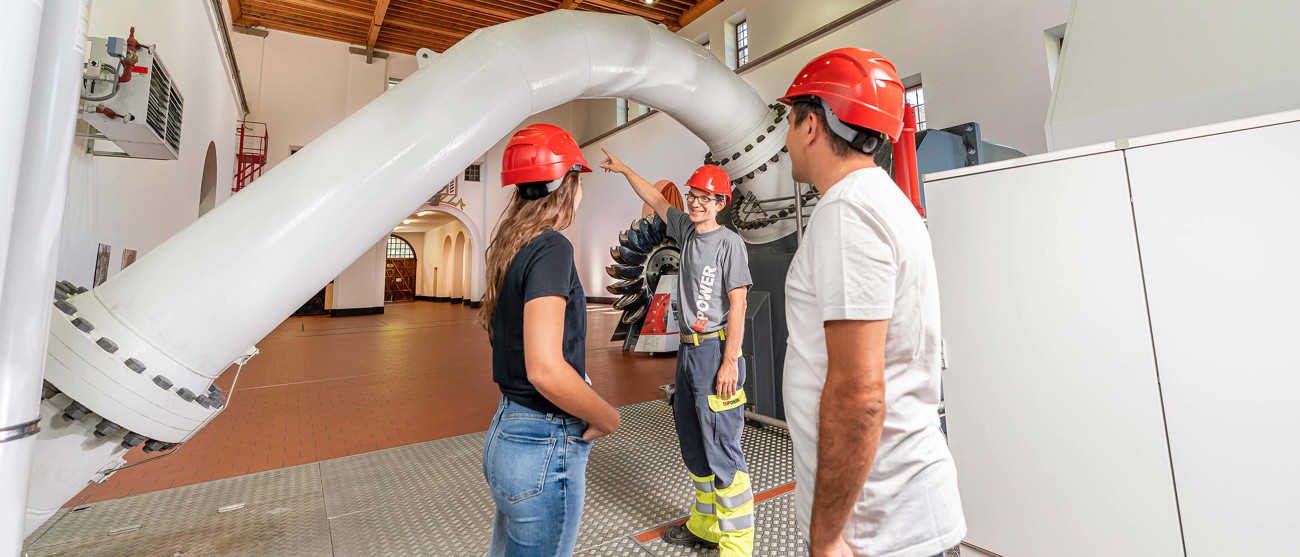 Repower-Mitarbeiter gibt Einblick in Kraftwerksanlage – Symbolbild für ein ausserordentliches Halbjahresergebnis.