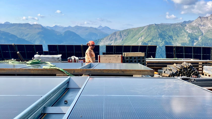 Installazione di pannelli solari alla Madrisa, con panorama alpino sullo sfondo.