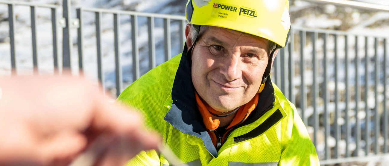 Repower-Mitarbeiter bei Arbeiten im Schnee – Symbolbild für Engagement im Nachhaltigkeitsbericht 2021.