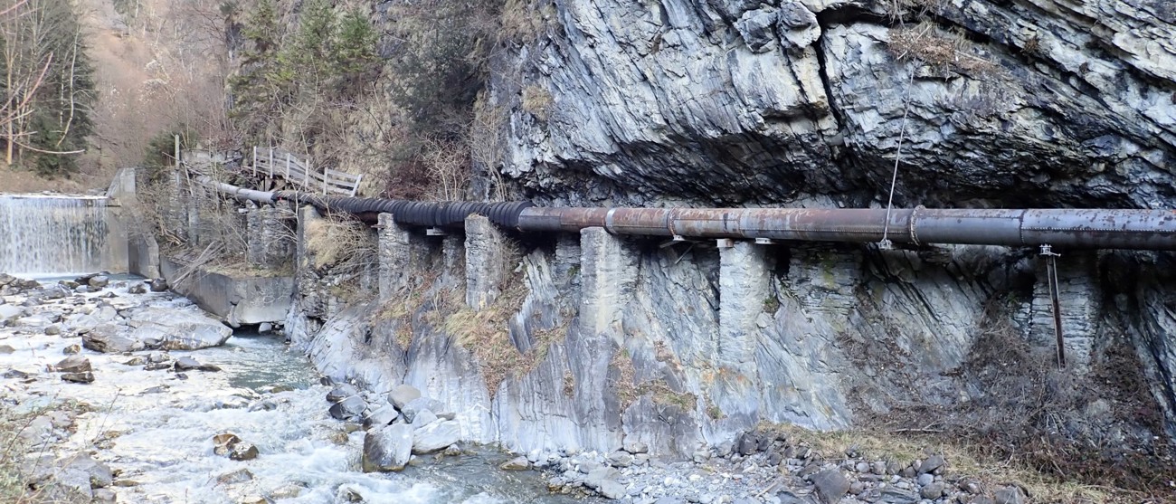 Condotta lungo la roccia – Repower avvia lo smantellamento della ex centrale Lietha a Grüsch.