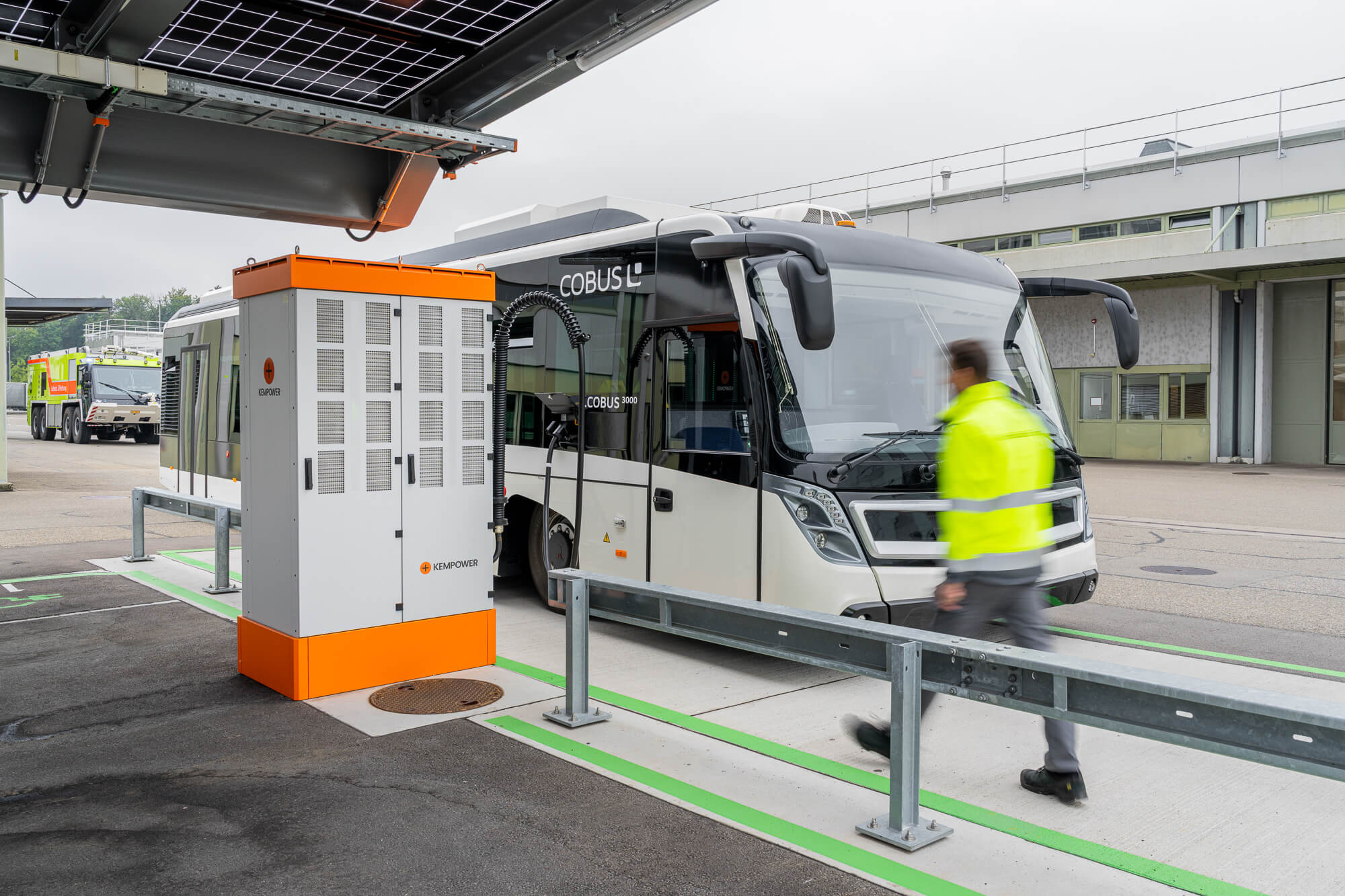 Kempower-Ladestation lädt Elektrobus am Flughafen Zürich (Projekt E-Mobility Repower).