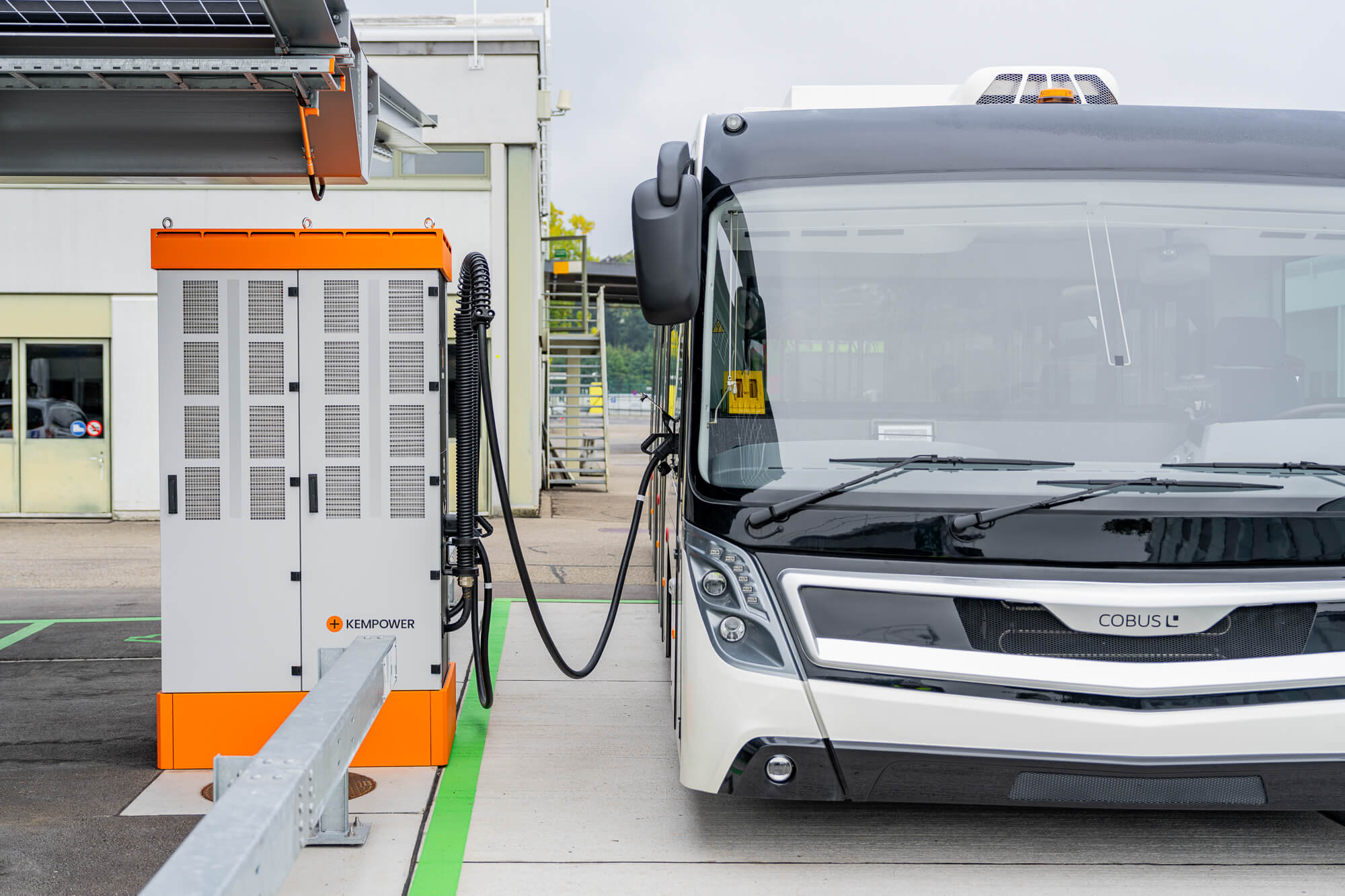 Kempower-Ladestation lädt Elektrobus am Flughafen Zürich (Projekt E-Mobility Repower).