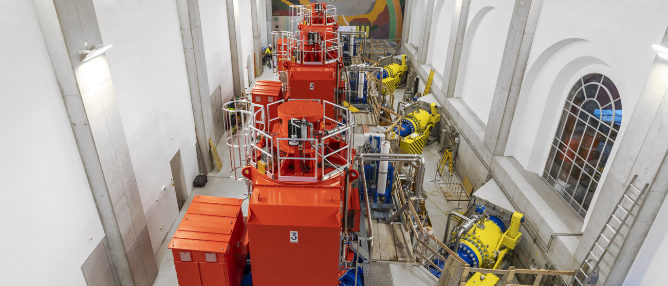 Sala macchine con turbine rosse e gialle – primo gruppo impianto Repower avviato in prova.