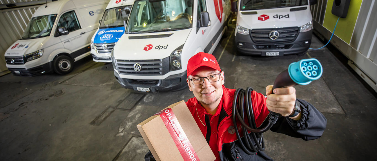 DPD e Plug’n Roll promuovono la consegna dei pacchi con veicoli elettrici per una logistica sostenibile.