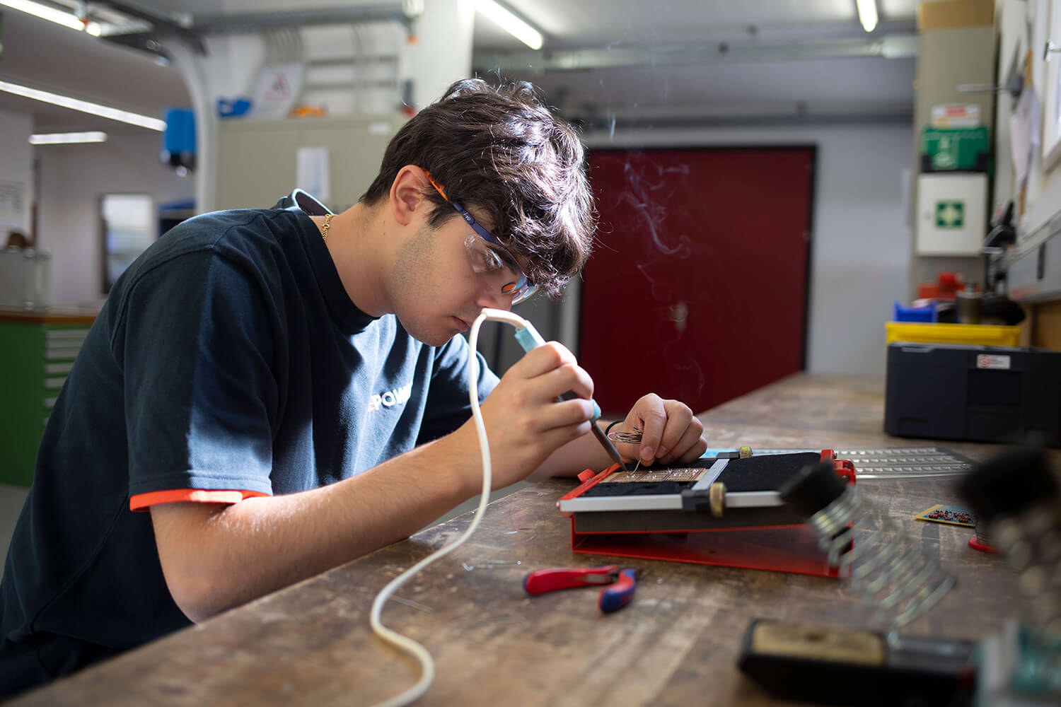 Lernender Automatiker von Repower beim Löten