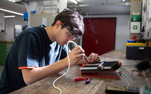 Apprendista automatico di Repower mentre salda