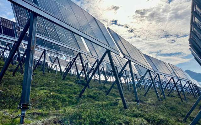 Detailaufnahme der alpinen Solaranlage Madrisa Solar