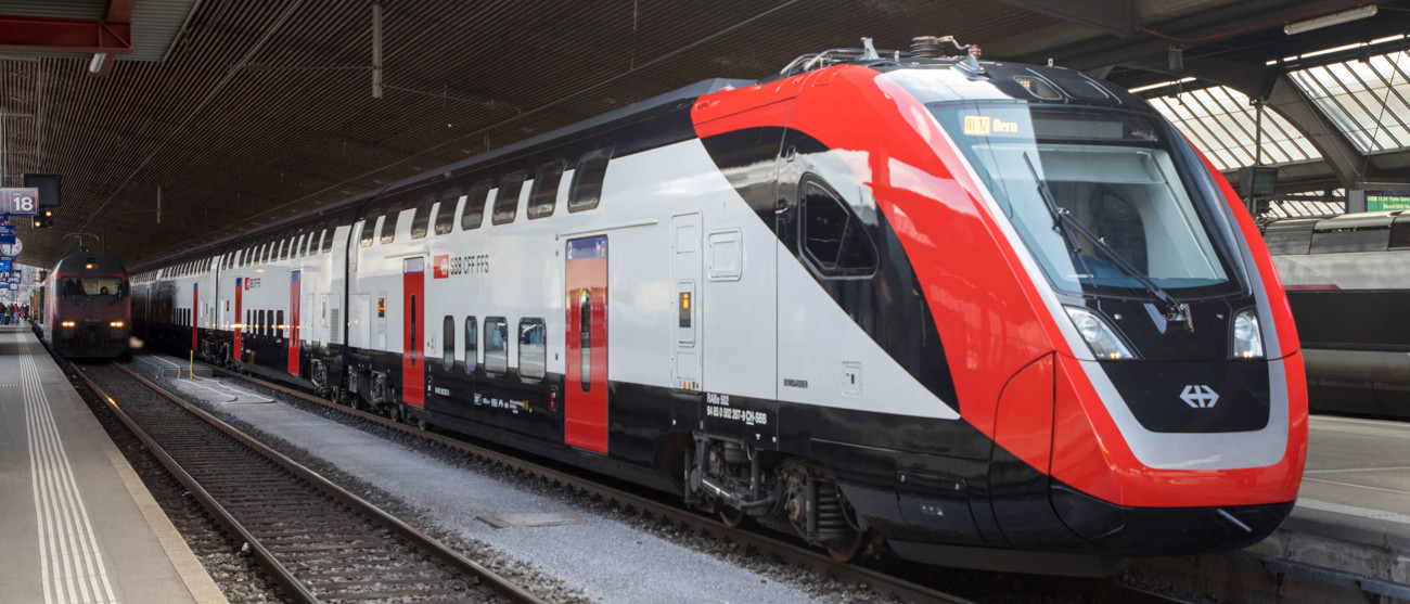 SBB-Doppelstockzug im Bahnhof – Plug’n Roll unterstützt SBB mit Ladeinfrastruktur für nachhaltige Mobilität.