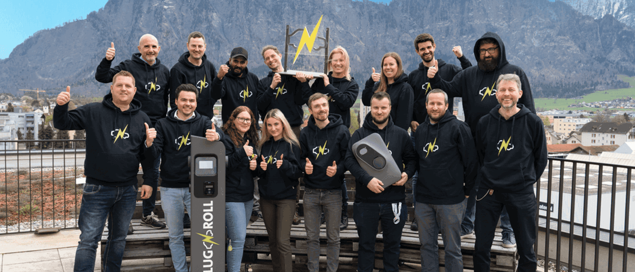 Team von Plug’n Roll mit Ladesäule – Repower gründet Tochterunternehmen für Elektromobilität.