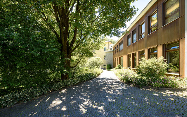 Der Hauptsitz von Repower in Poschiavo, eingebettet in eine grüne Umgebung mit moderner Architektur und viel Tageslicht.