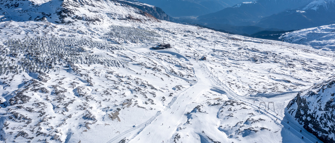 Solaranlage auf dem Vorab-Plateau: Stromproduktion auch im Winter auf über 2500 Metern Höhe