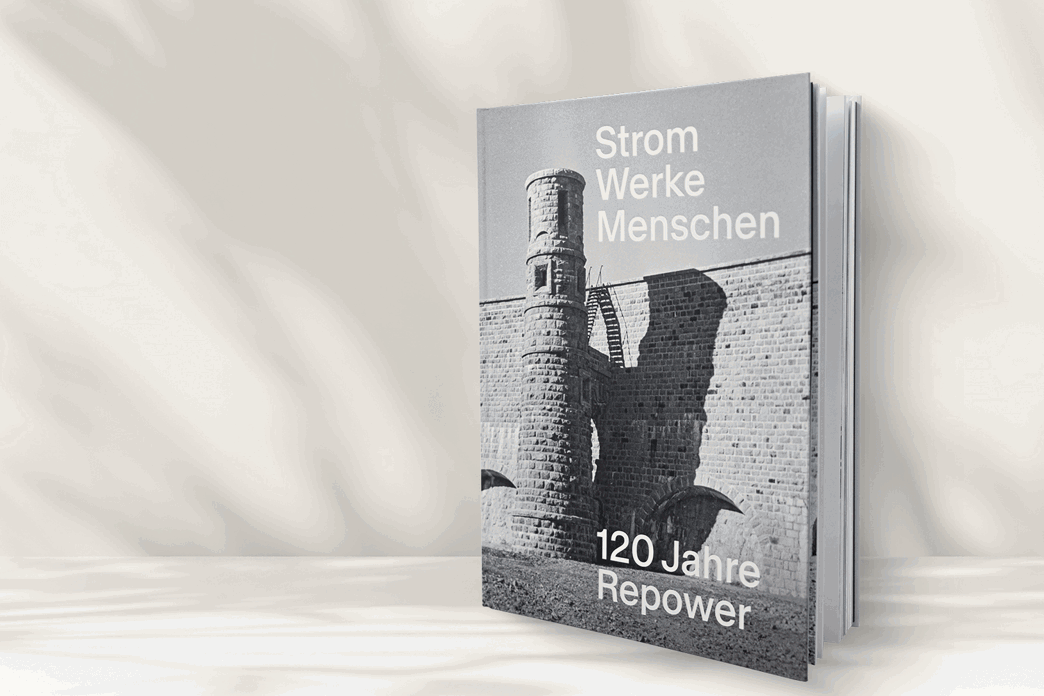Buch mit dem Titel «Strom Werke Menschen – 120 Jahre Repower» zum Jubiläum des Energieunternehmens.