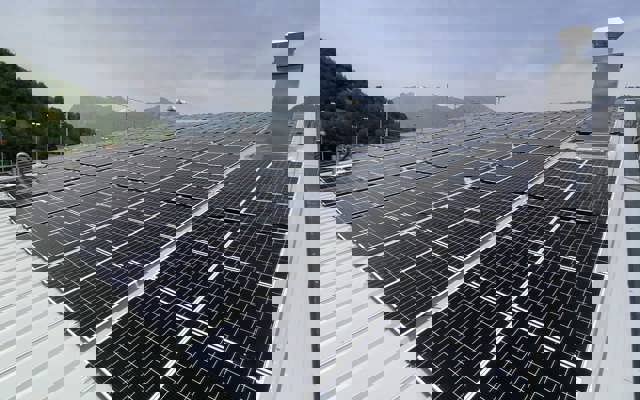 Dach der Schwinghalle Untervaz mit Solaranlage