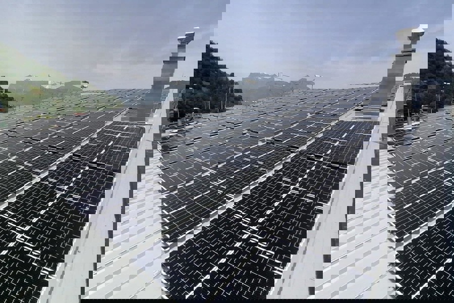Dach der Schwinghalle Untervaz mit Solaranlage