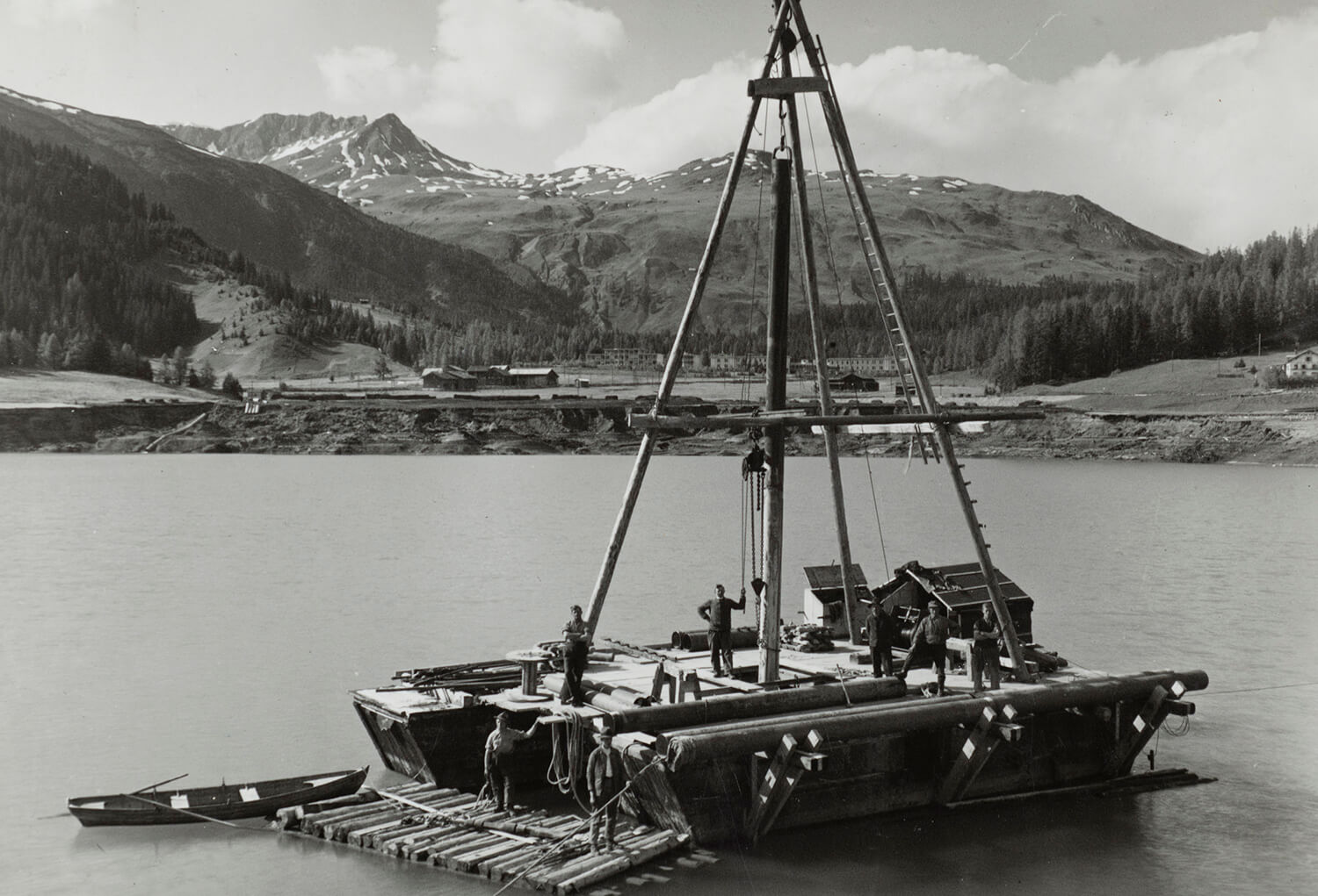 Lavoratori che abbassano il lago di Davos