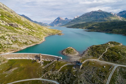 Die Staumauer Lago Bianco auf dem Berninapass