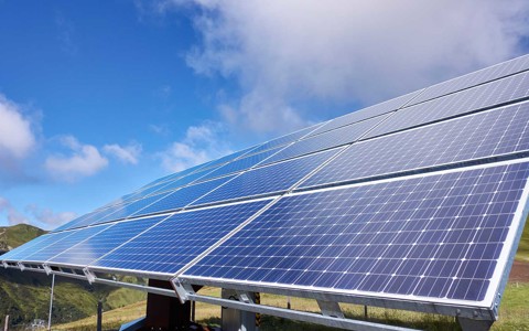 Nahaufnahme einer alpinen Solaranlage