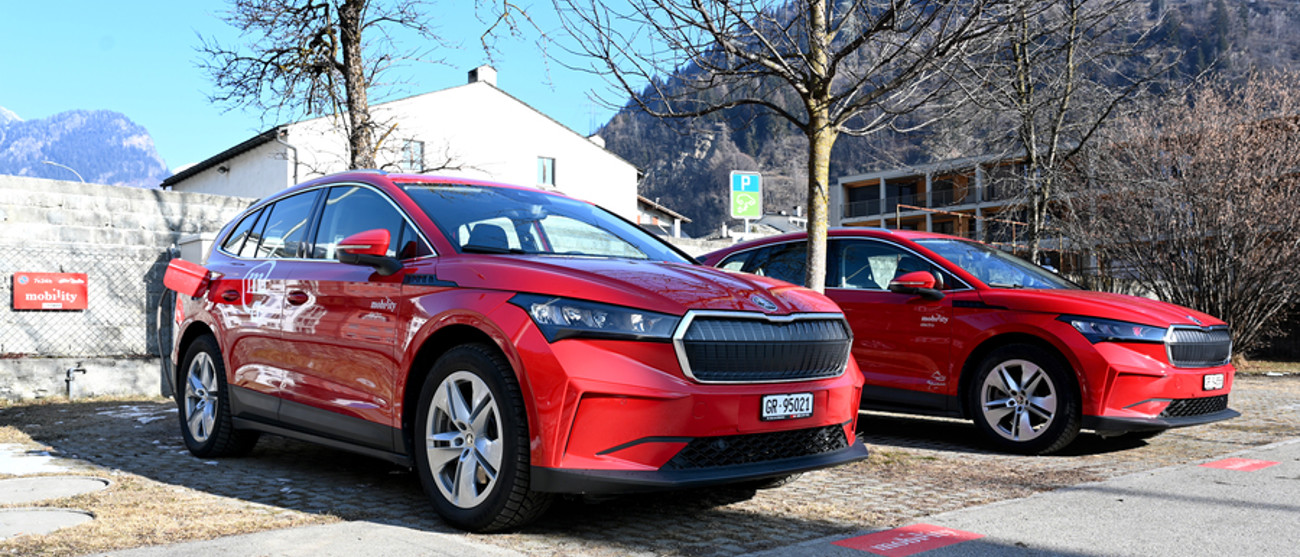 Due auto elettriche rosse di Mobility su parcheggi riservati – il car sharing continua anche dopo il 2024.