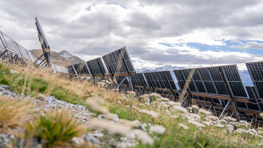 Madrisa Solar: pannelli solari su terreno alpino, ripresi lungo le file di moduli.