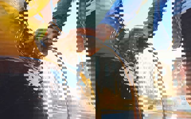 Un'auto elettrica viene ricaricata.