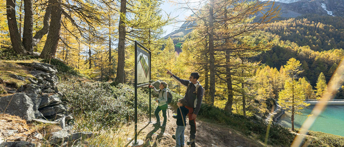 Familie auf dem Wanderweg Via Energia