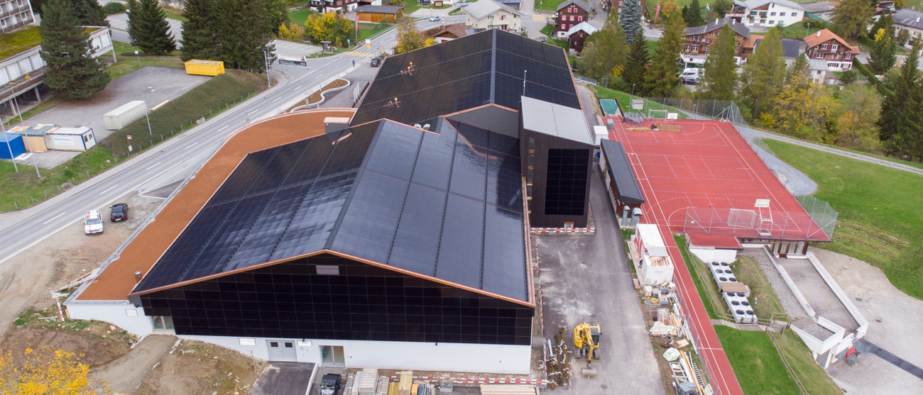 Centro sportivo Fontauna a Disentis con impianto solare sul tetto – alimentato con elettricità solare locale.