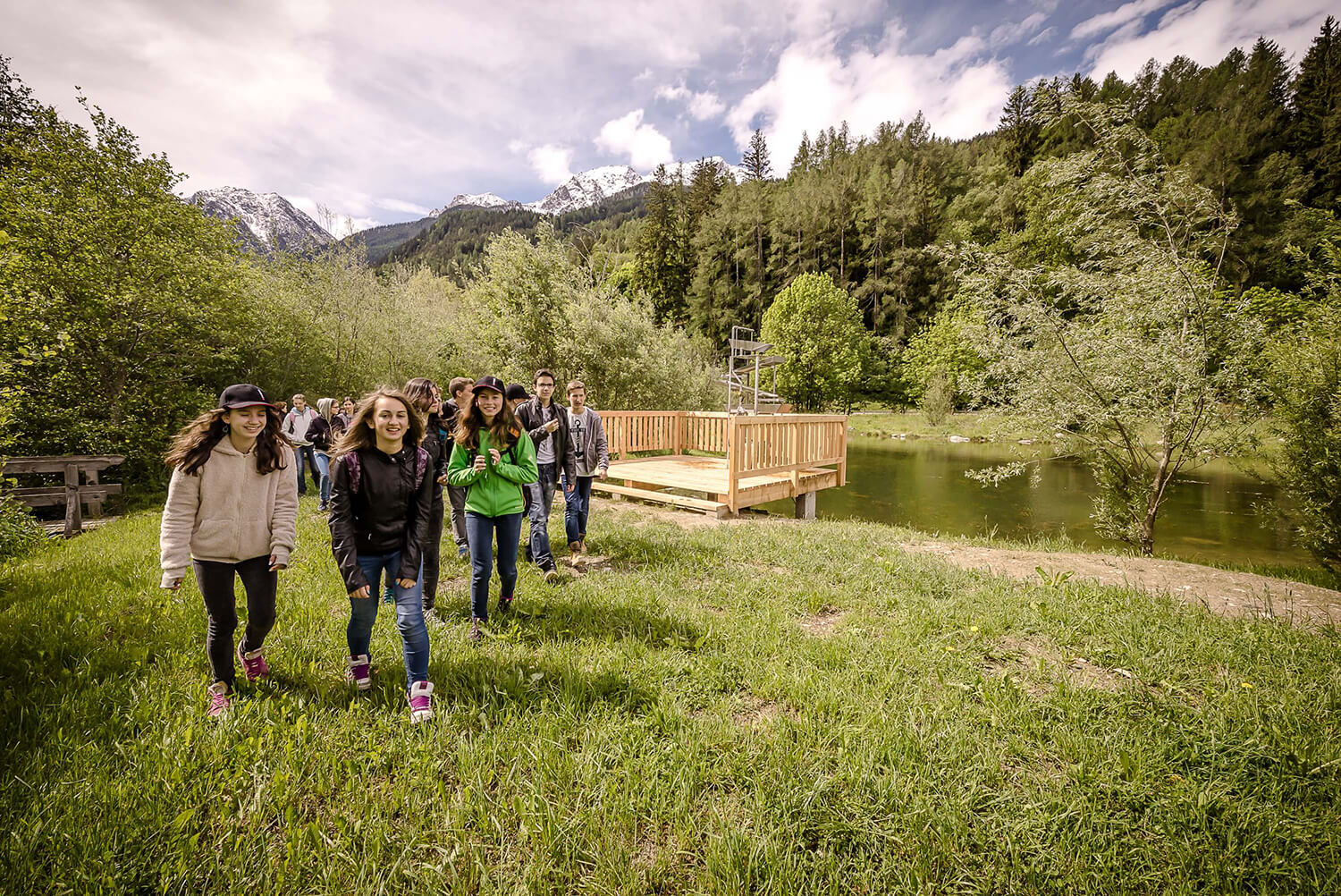 Schulklasse auf dem Acquasela-Lehrpfad in Graubünden