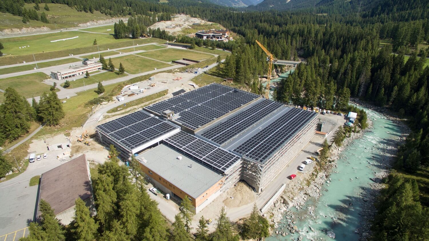 Fast 2500 Solarmodule produzieren Strom auf der ARA Oberengadin