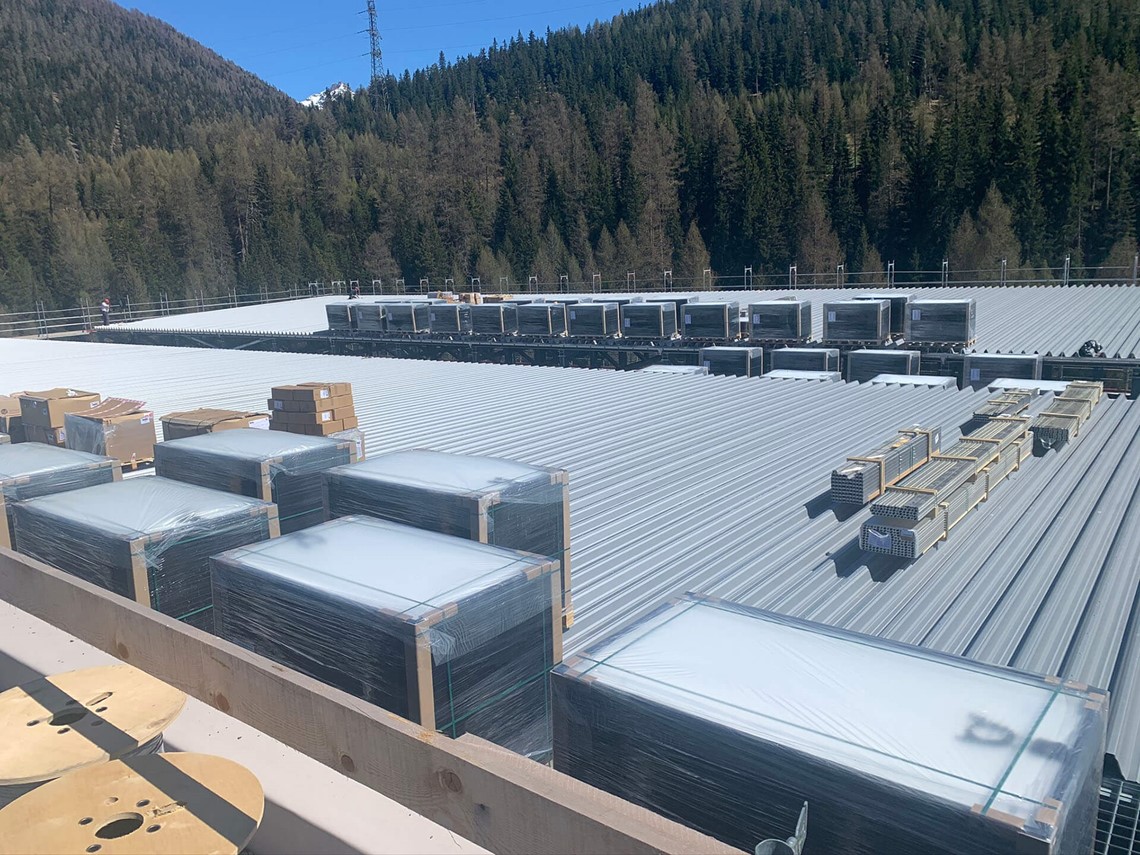 Solarmodule werden auf dem Dach der ARA Oberenadin installiert