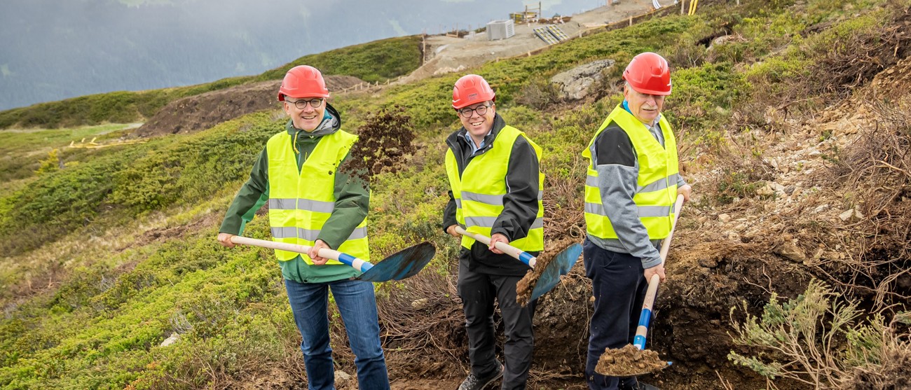 Tre uomini con pale alla cerimonia di avvio lavori per l’impianto solare alpino Madrisa Solar.