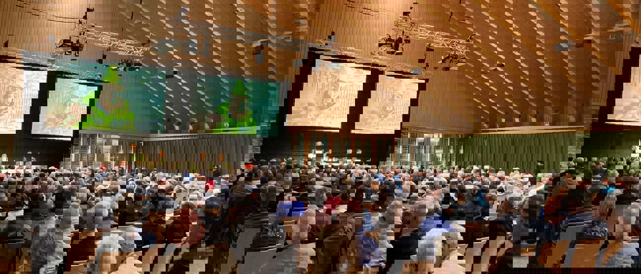 Assemblea generale di Repower in una grande sala – approvato dividendo di 4,50 franchi per azione nominativa.