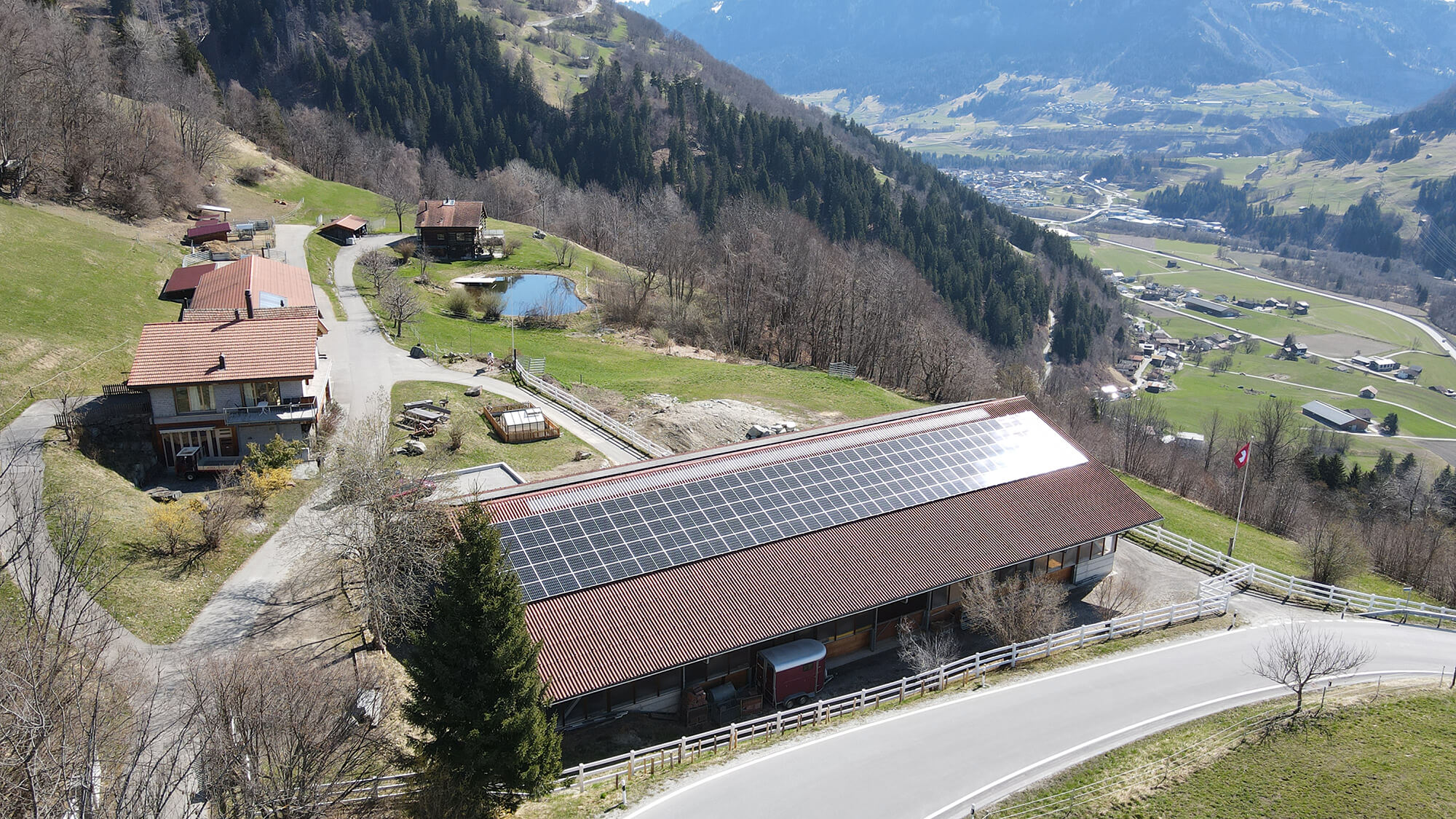 Reithalle in Siat mit 256 Solarmodulen